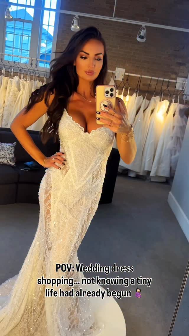 Dress shopping with a plot twist 🤰🏻 Always trust the timing of your life ✨
For the future wedding d
